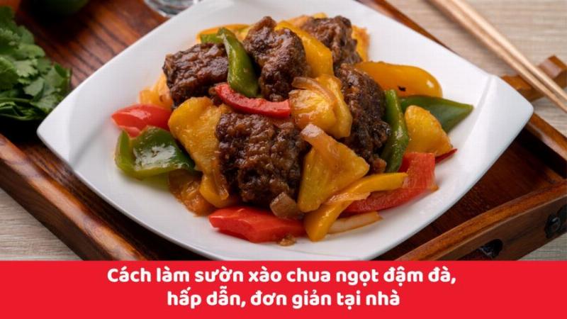 Món cá hồi sốt cà chua đã hoàn thành trong chảo, màu sắc hấp dẫn, sẵn sàng để bày ra đĩa